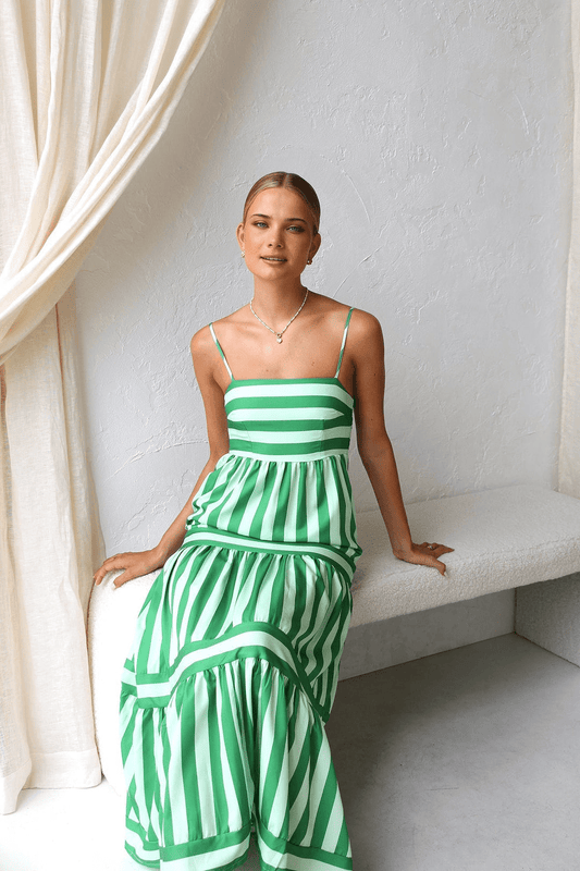 Robe d'été légère à bretelles fines couleur claire pour femme élégante